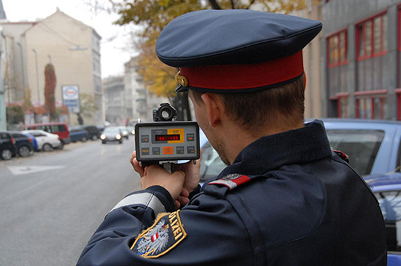 Polizist bei der Geschwindigkeitsmessun